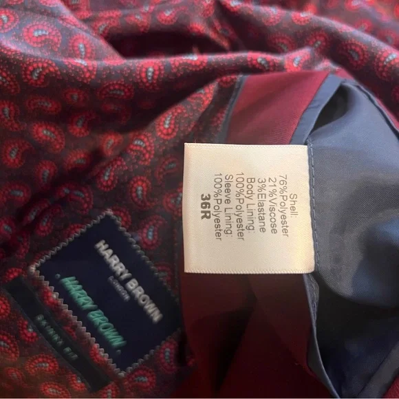 Luxurious Red Suit with Notched Lapel and Textured Fabric - Picture 6 of 10